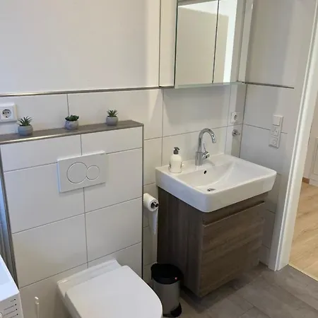 Schoene Mit Eigenem Stellplatz Apartmán *