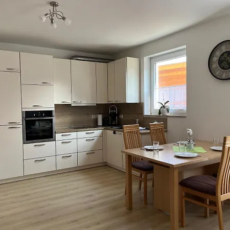 Schoene Mit Eigenem Stellplatz Apartmán *