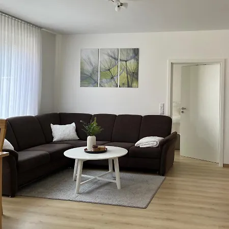 Schoene Mit Eigenem Stellplatz Apartmán *