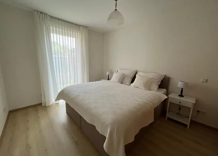 Schoene Mit Eigenem Stellplatz Appartamento